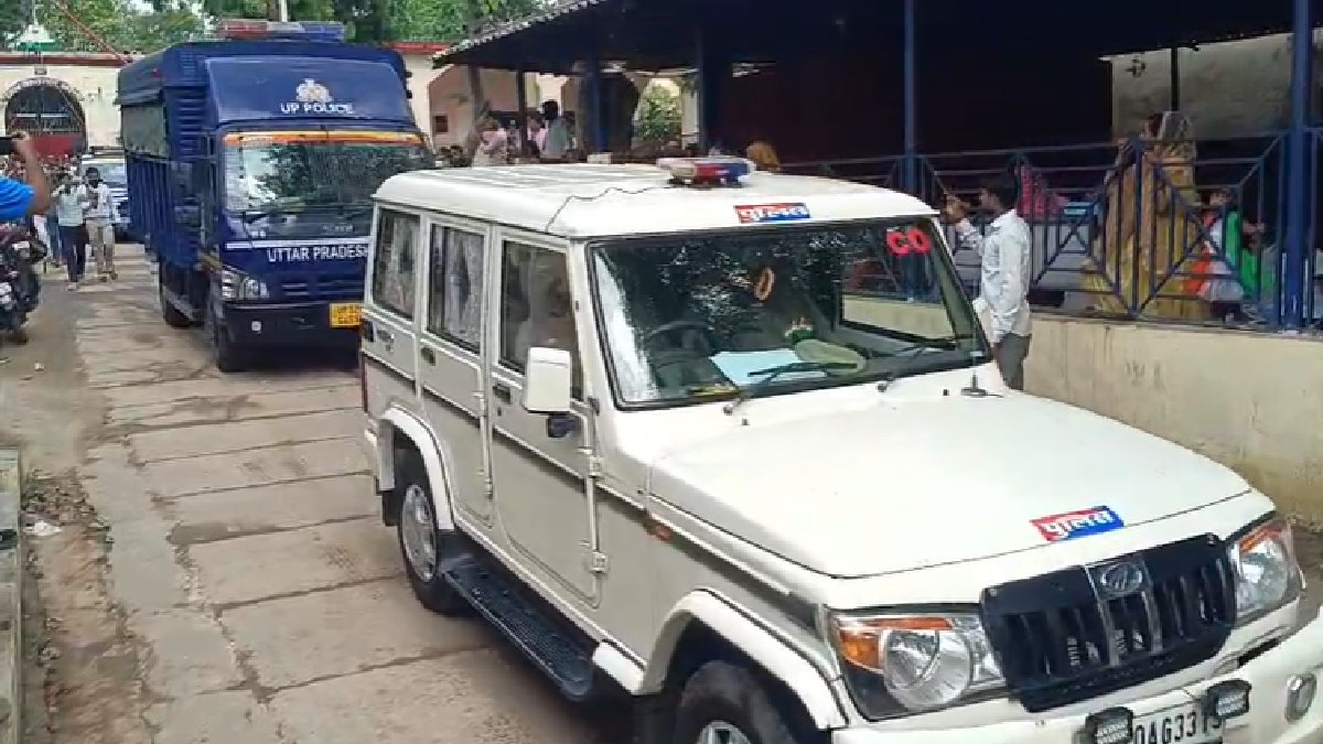 पैरोल मिलने के बाद कड़ी सुरक्षा में निकला अली अहमद, भाई आबान के अंतिम संस्कार में होगा शामिल